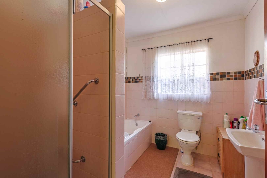 4 Bedroom Property for Sale in Faerie Glen Gauteng