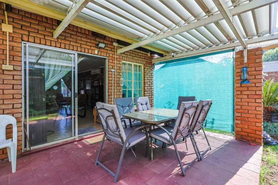 4 Bedroom Property for Sale in Faerie Glen Gauteng