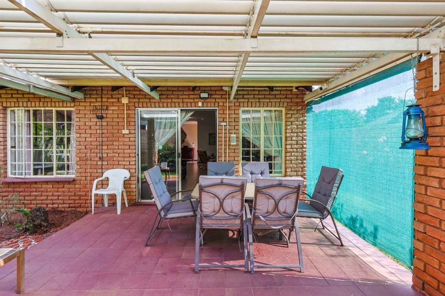 4 Bedroom Property for Sale in Faerie Glen Gauteng