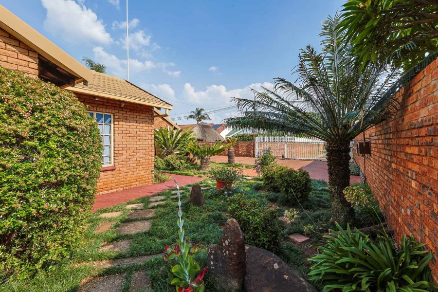 4 Bedroom Property for Sale in Faerie Glen Gauteng