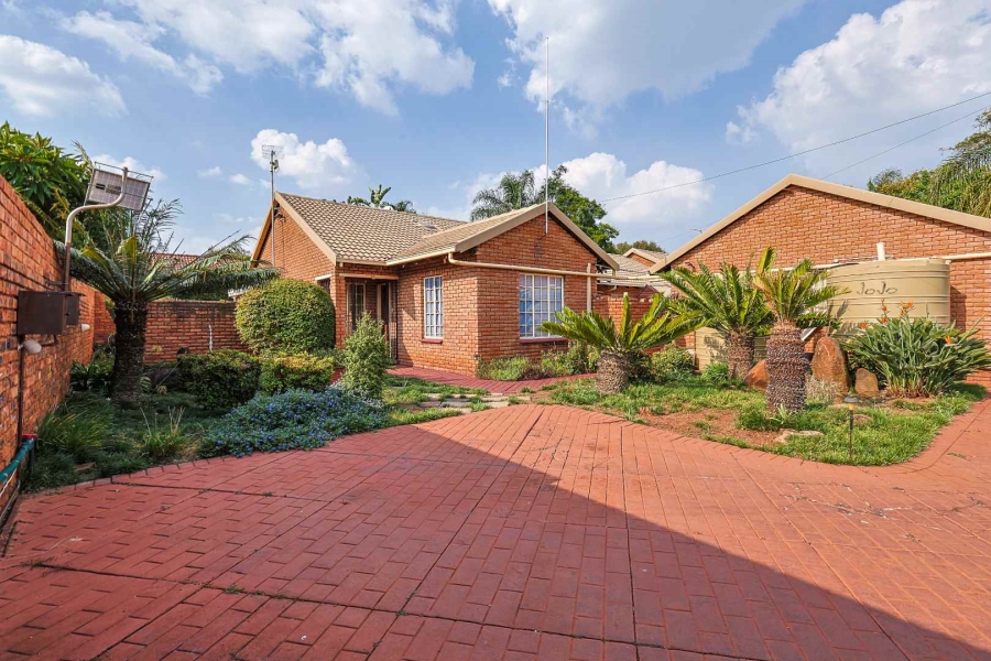 4 Bedroom Property for Sale in Faerie Glen Gauteng