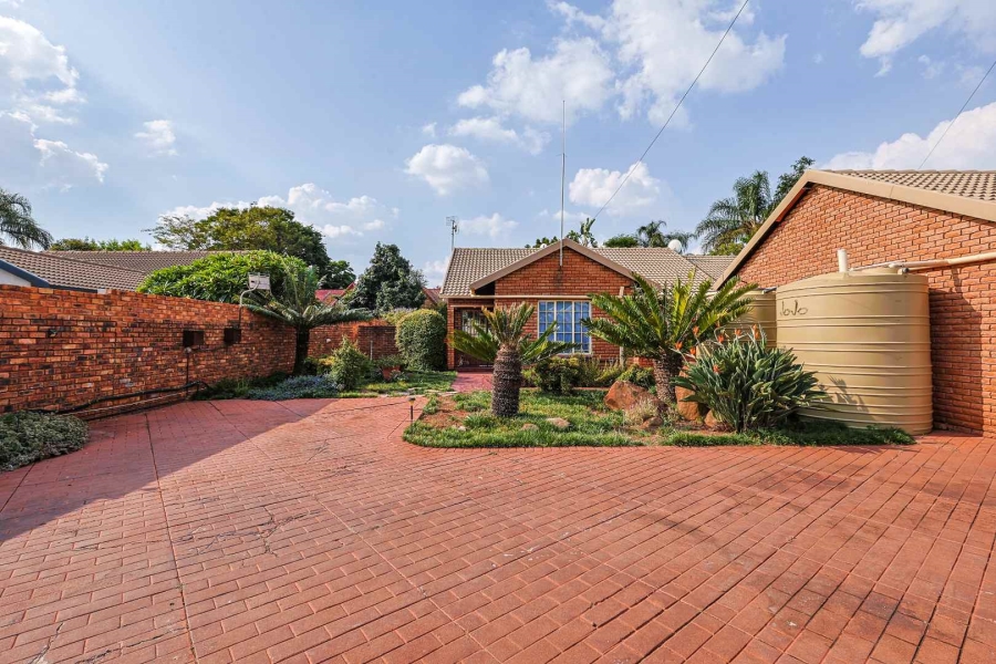 4 Bedroom Property for Sale in Faerie Glen Gauteng