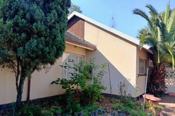 To Let 4 Bedroom Property for Rent in Lombardy East Gauteng