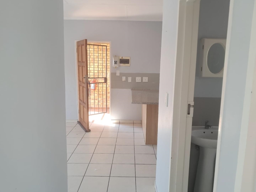 To Let 2 Bedroom Property for Rent in Noordwyk Gauteng