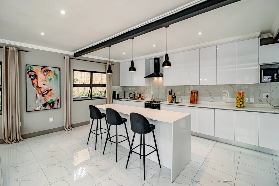 5 Bedroom Property for Sale in Waverley Gauteng