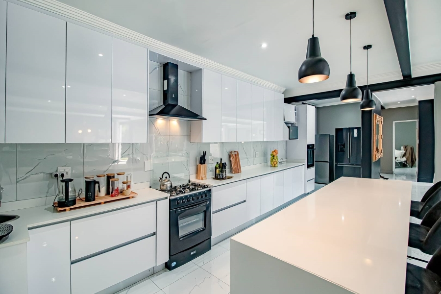 5 Bedroom Property for Sale in Waverley Gauteng