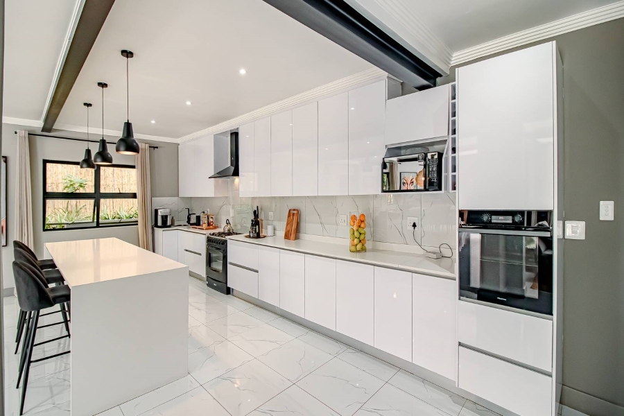 5 Bedroom Property for Sale in Waverley Gauteng