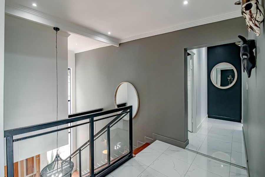 5 Bedroom Property for Sale in Waverley Gauteng