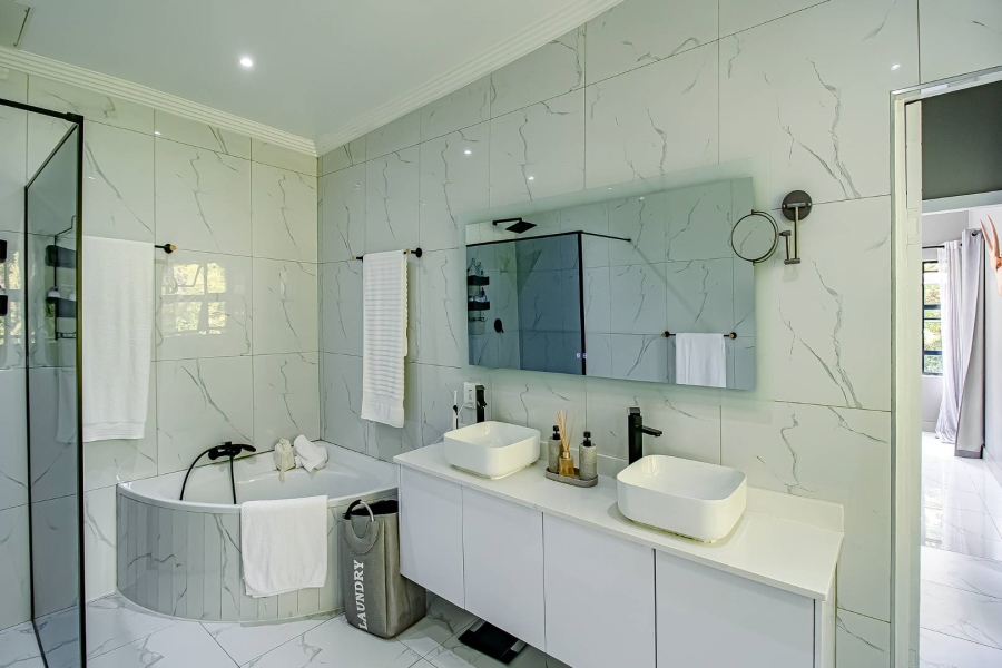 5 Bedroom Property for Sale in Waverley Gauteng