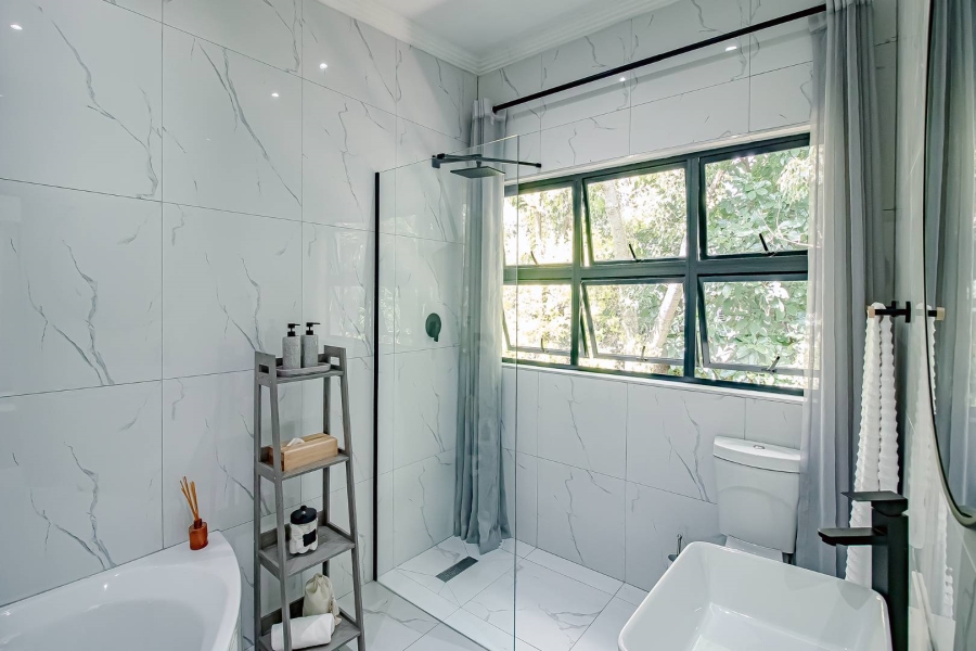 5 Bedroom Property for Sale in Waverley Gauteng