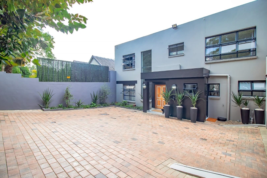 5 Bedroom Property for Sale in Waverley Gauteng