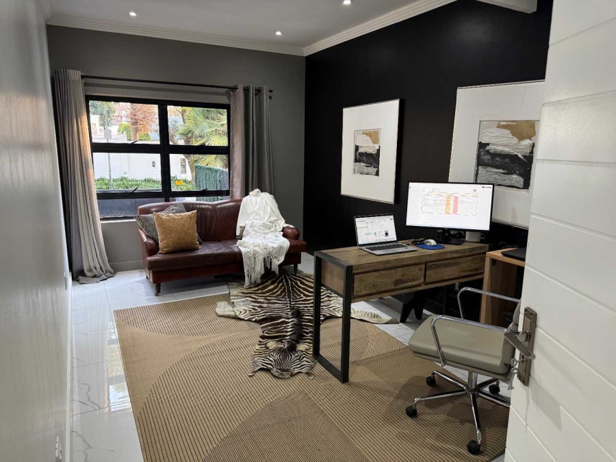 5 Bedroom Property for Sale in Waverley Gauteng