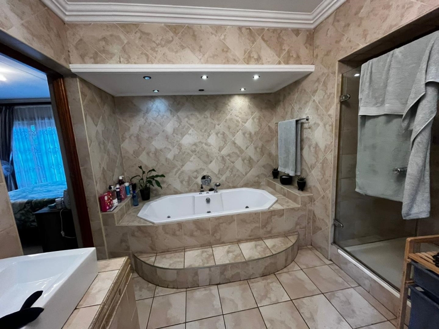 4 Bedroom Property for Sale in Farrarmere Gauteng