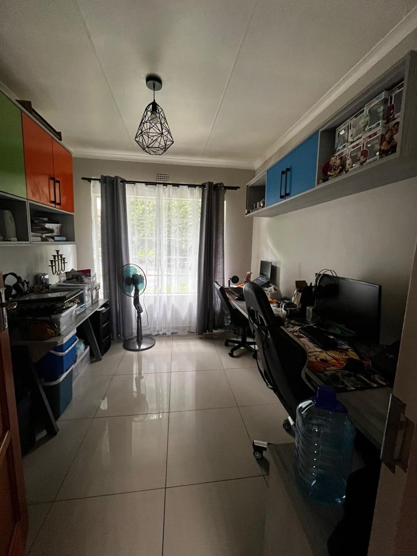 4 Bedroom Property for Sale in Farrarmere Gauteng