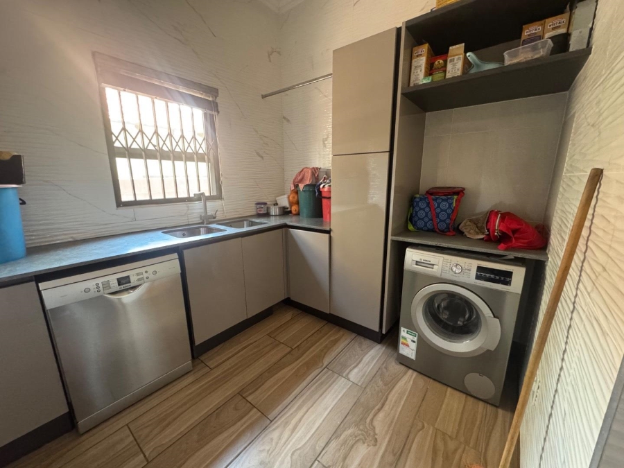 To Let 6 Bedroom Property for Rent in Amandasig Gauteng