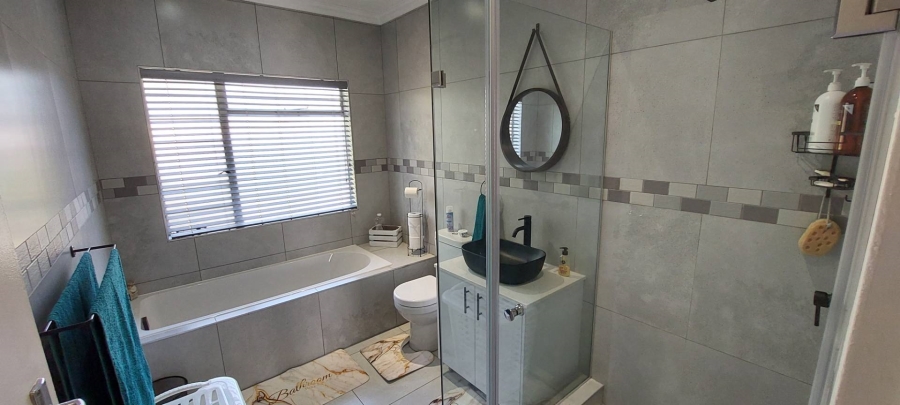 2 Bedroom Property for Sale in Brackenhurst Gauteng
