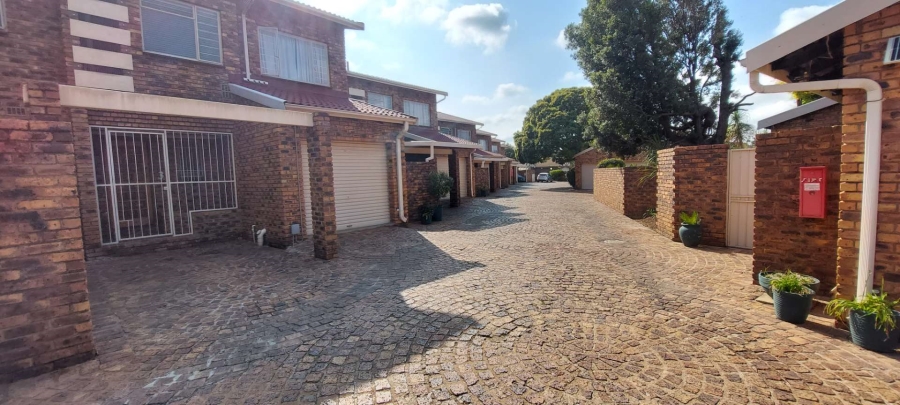 2 Bedroom Property for Sale in Brackenhurst Gauteng
