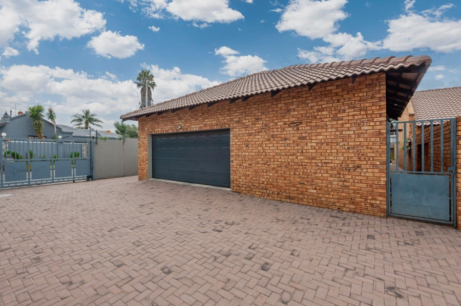 3 Bedroom Property for Sale in New Redruth Gauteng