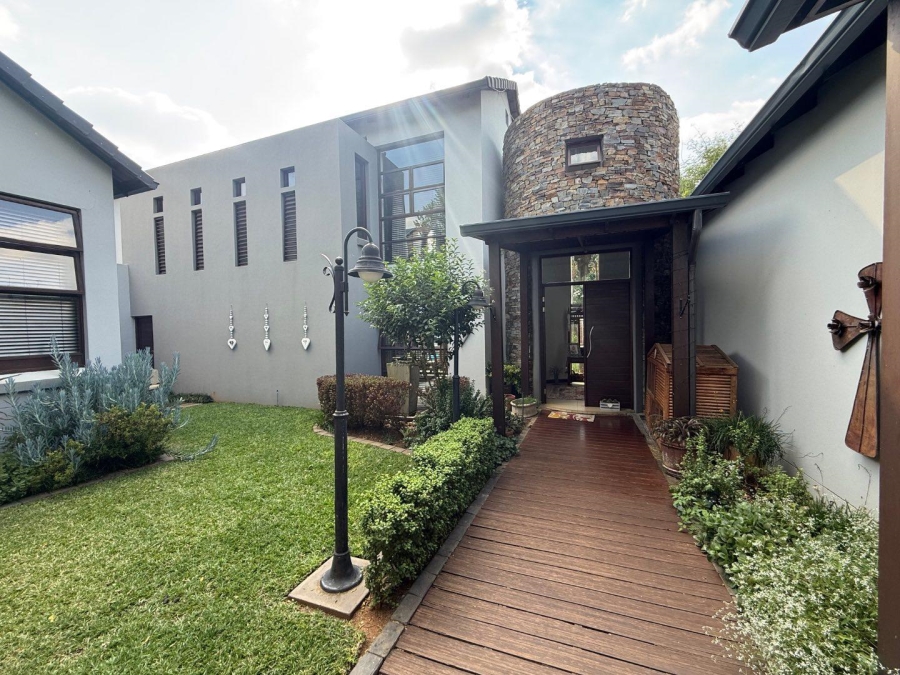 5 Bedroom Property for Sale in Copperleaf Estate Gauteng