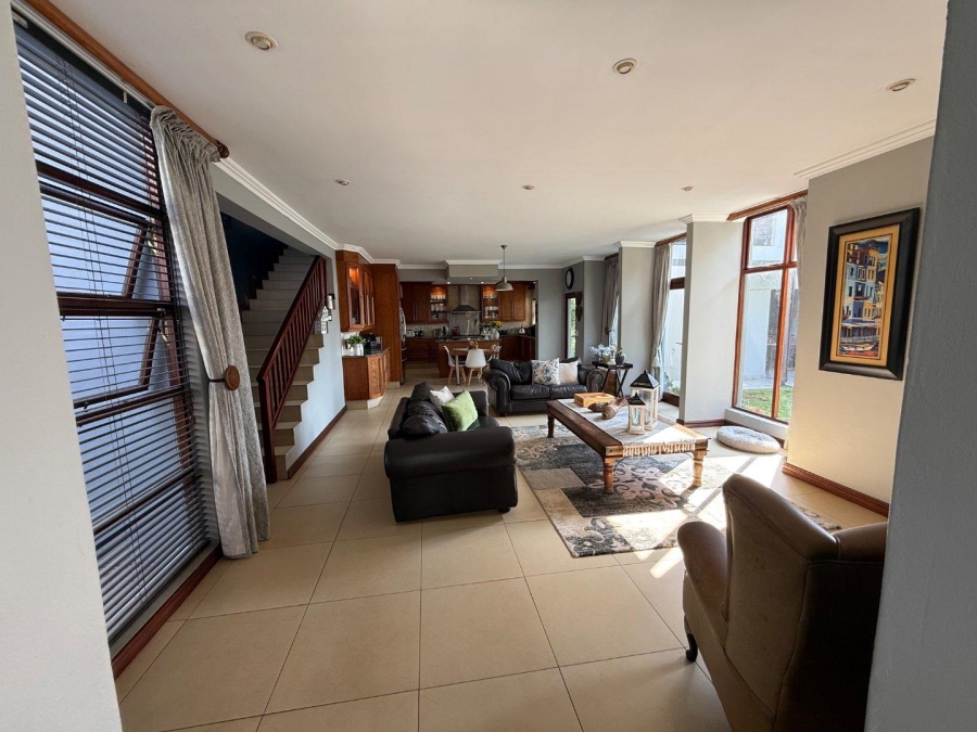 5 Bedroom Property for Sale in Copperleaf Estate Gauteng