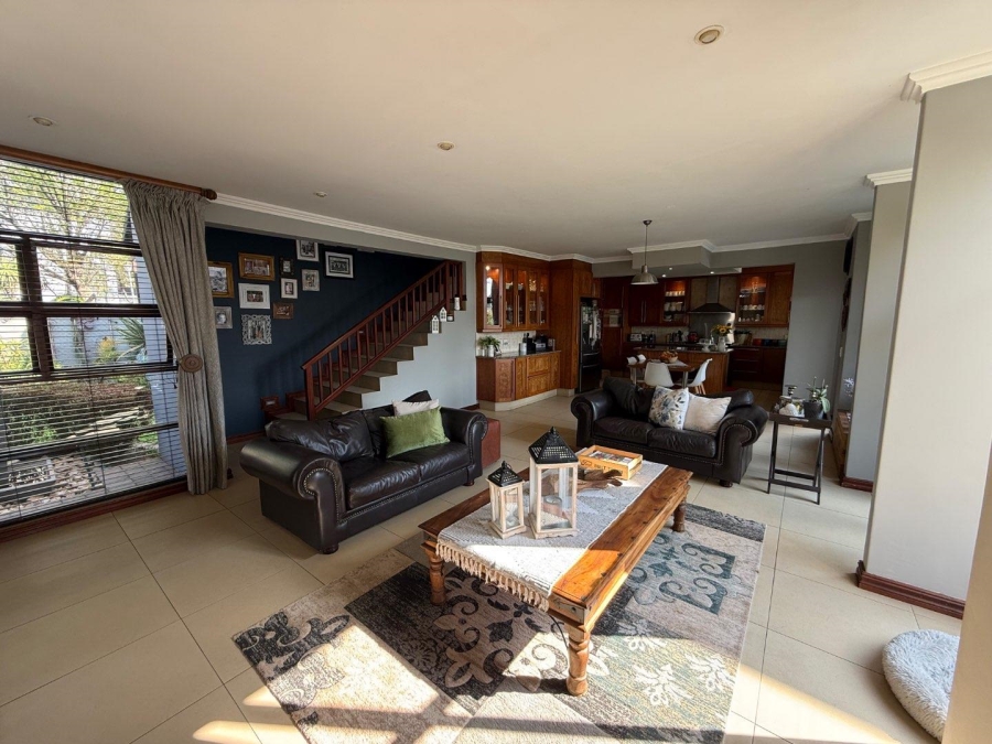 5 Bedroom Property for Sale in Copperleaf Estate Gauteng