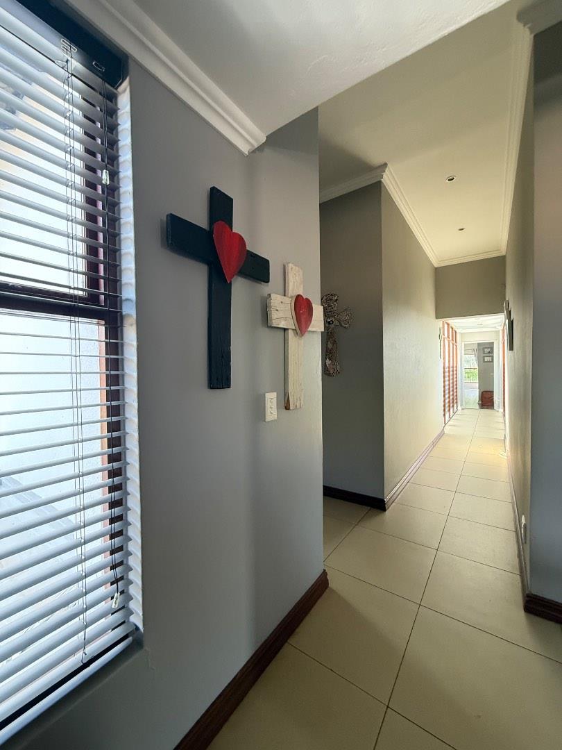 5 Bedroom Property for Sale in Copperleaf Estate Gauteng