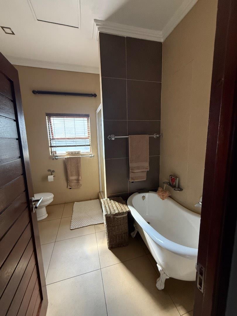 5 Bedroom Property for Sale in Copperleaf Estate Gauteng