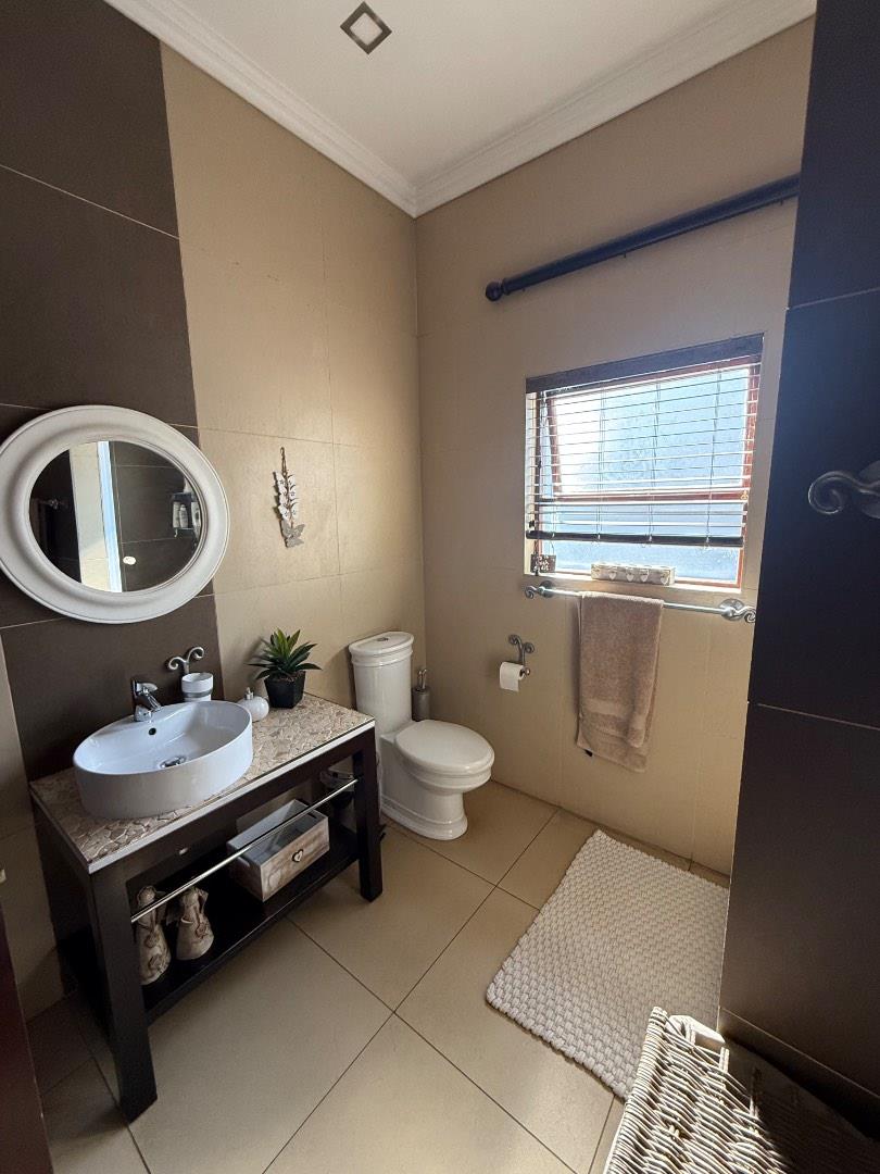 5 Bedroom Property for Sale in Copperleaf Estate Gauteng