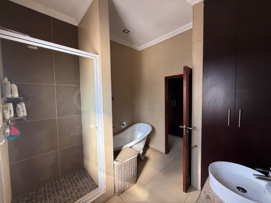 5 Bedroom Property for Sale in Copperleaf Estate Gauteng