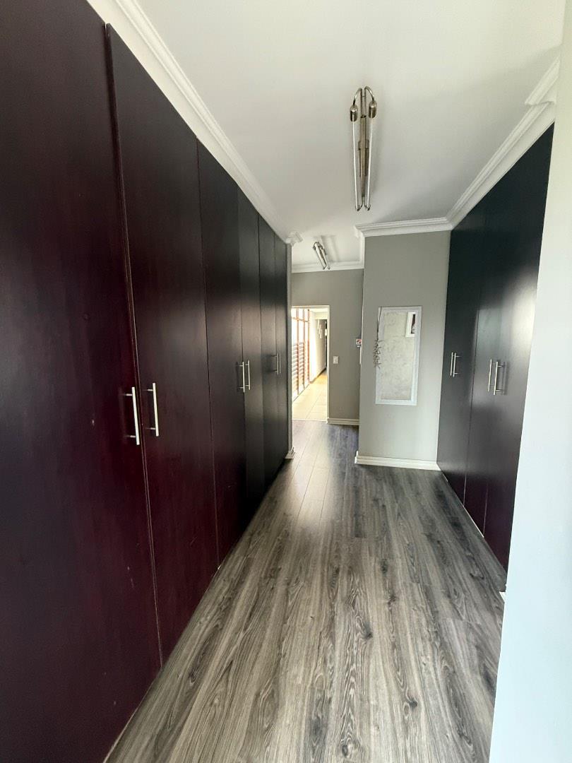 5 Bedroom Property for Sale in Copperleaf Estate Gauteng