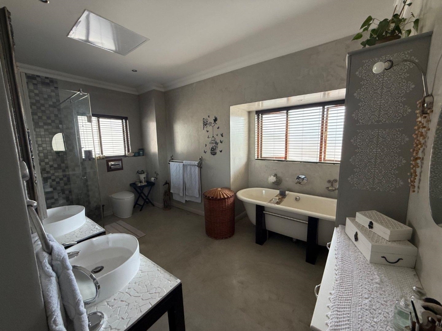 5 Bedroom Property for Sale in Copperleaf Estate Gauteng