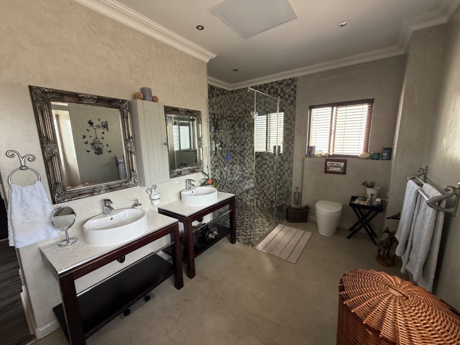 5 Bedroom Property for Sale in Copperleaf Estate Gauteng