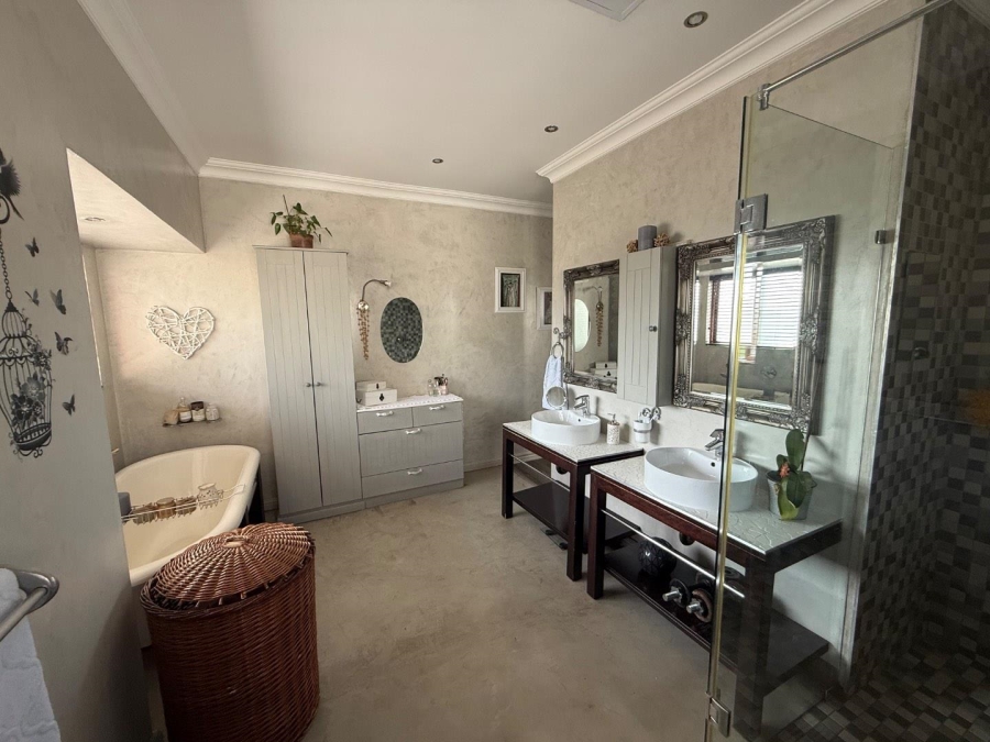 5 Bedroom Property for Sale in Copperleaf Estate Gauteng