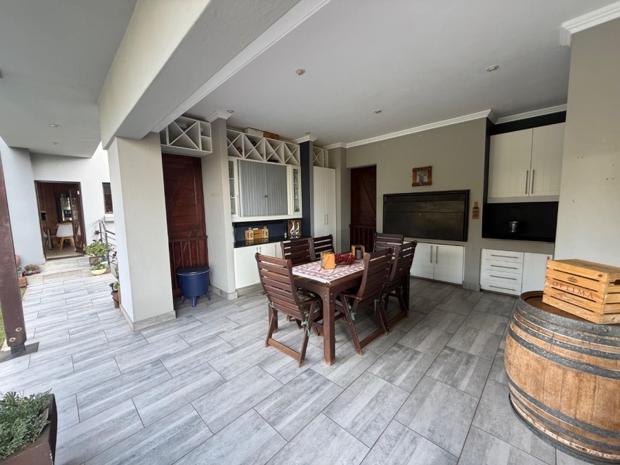5 Bedroom Property for Sale in Copperleaf Estate Gauteng
