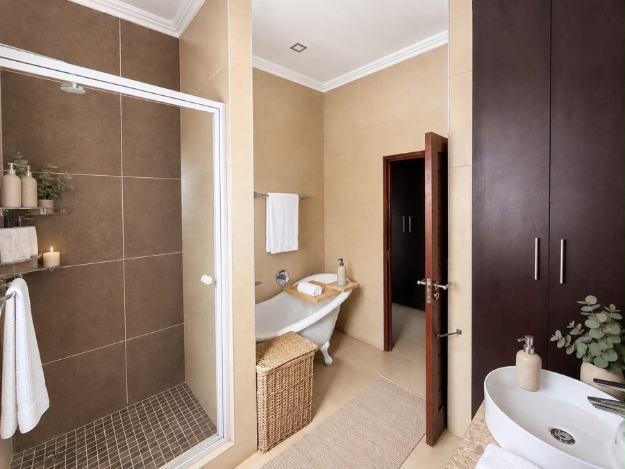 5 Bedroom Property for Sale in Copperleaf Estate Gauteng