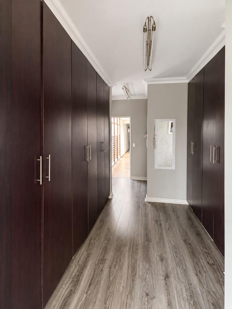 5 Bedroom Property for Sale in Copperleaf Estate Gauteng