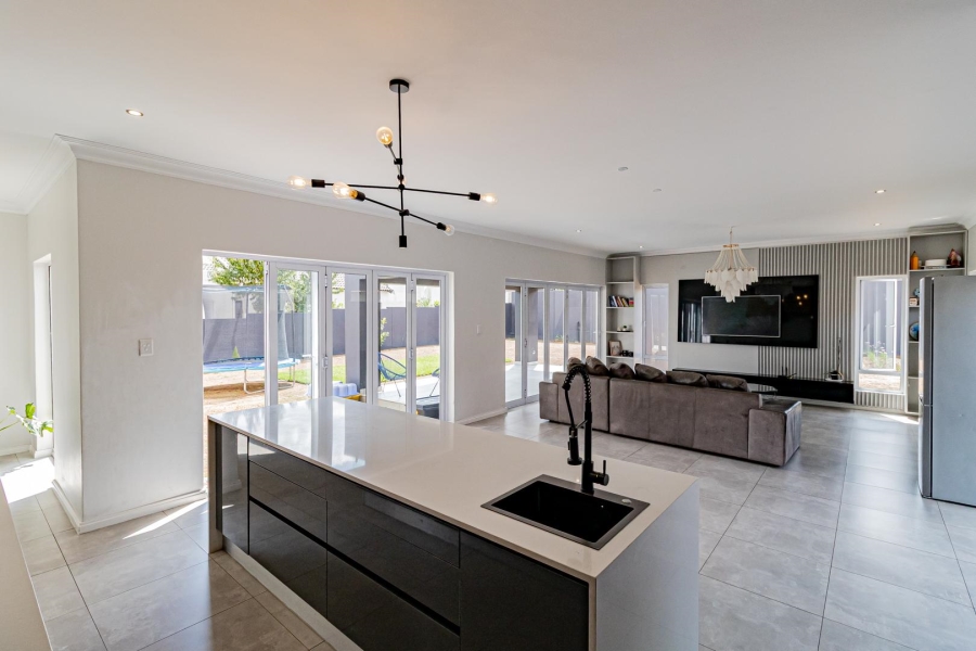 To Let 4 Bedroom Property for Rent in Cedar Creek Gauteng