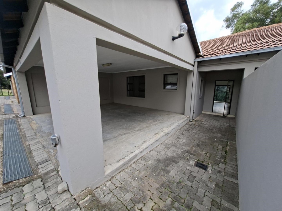 To Let 2 Bedroom Property for Rent in Buccleuch Gauteng