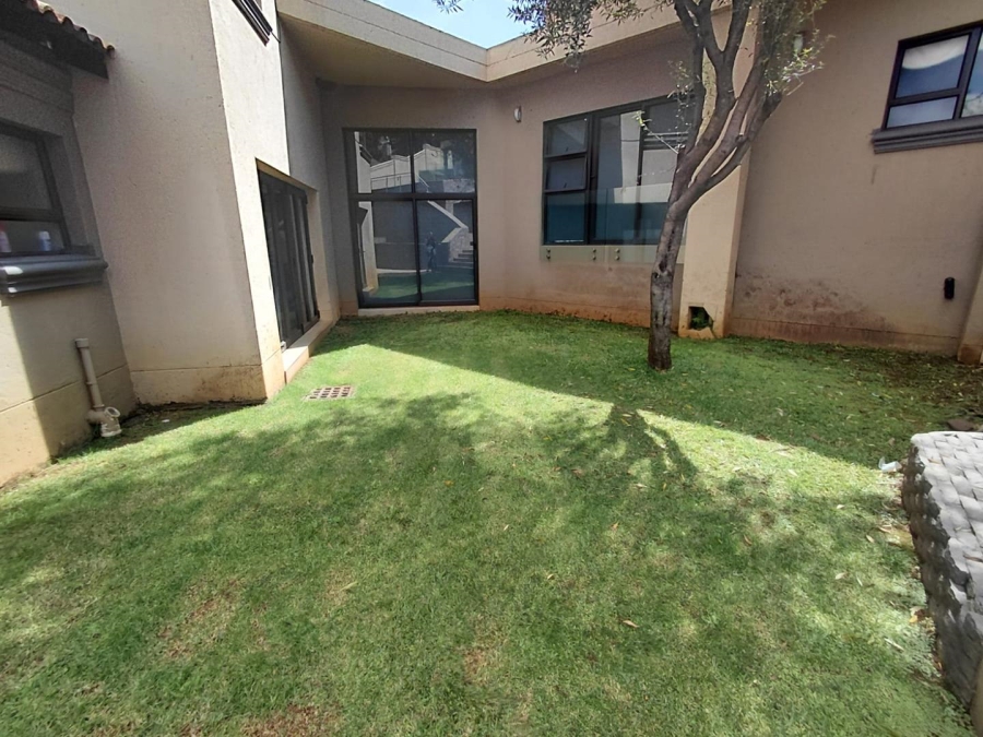 To Let 4 Bedroom Property for Rent in Roodekrans Gauteng