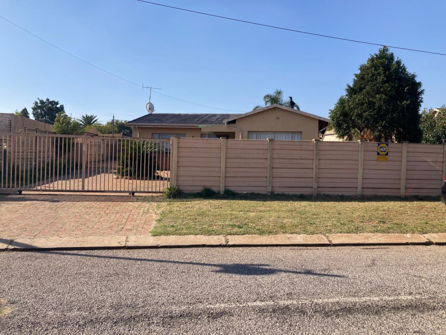 To Let 4 Bedroom Property for Rent in Witpoortjie Gauteng