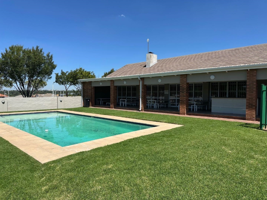 2 Bedroom Property for Sale in Blue Hills Gauteng