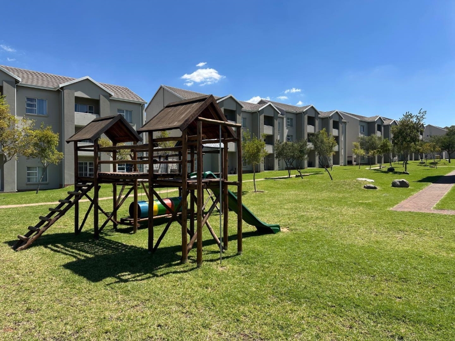 2 Bedroom Property for Sale in Blue Hills Gauteng