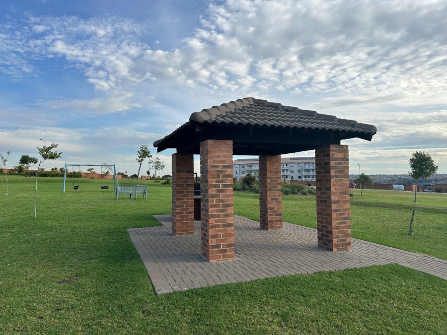 2 Bedroom Property for Sale in The Reeds Gauteng