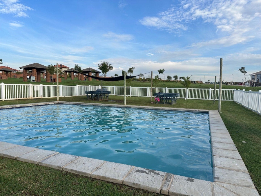 2 Bedroom Property for Sale in The Reeds Gauteng