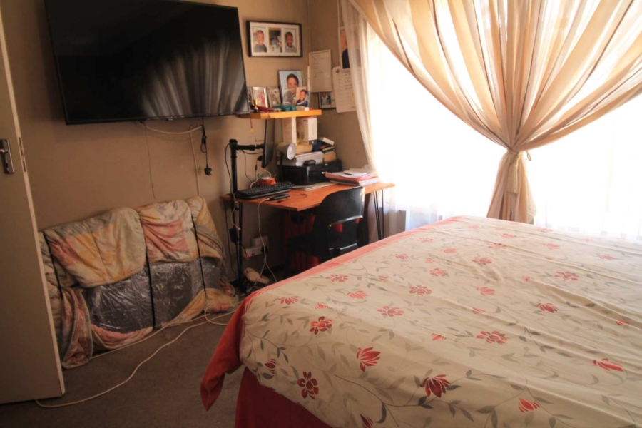 2 Bedroom Property for Sale in Corlett Gardens Gauteng