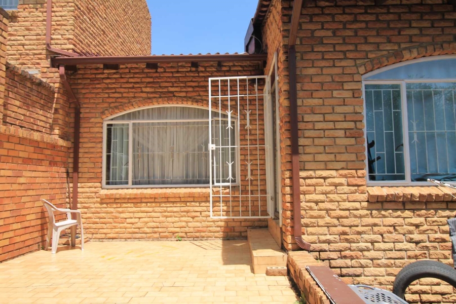 2 Bedroom Property for Sale in Corlett Gardens Gauteng