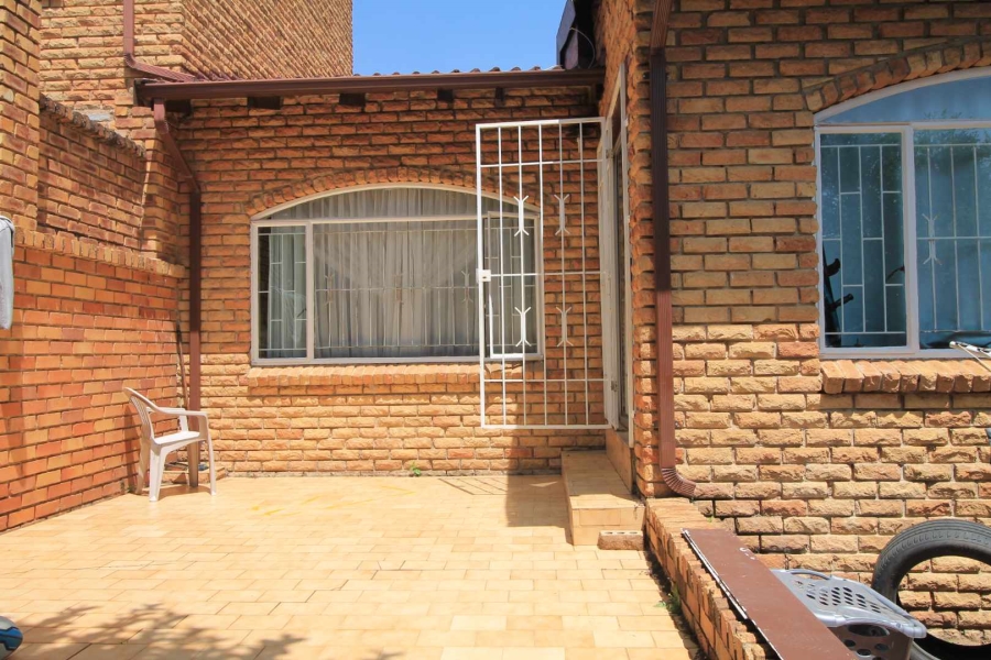 2 Bedroom Property for Sale in Corlett Gardens Gauteng