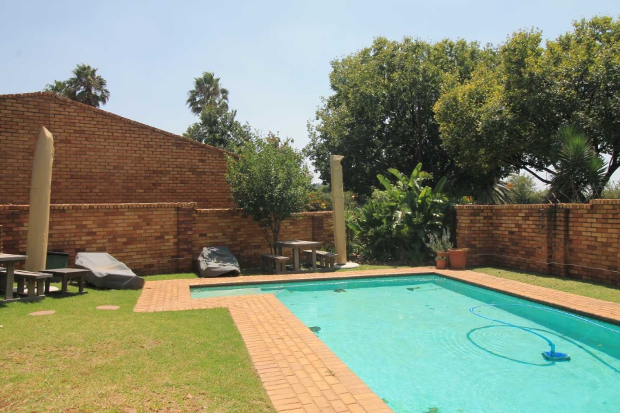 2 Bedroom Property for Sale in Corlett Gardens Gauteng