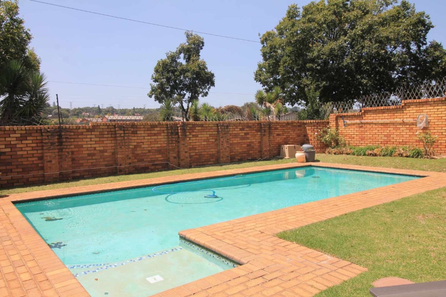 2 Bedroom Property for Sale in Corlett Gardens Gauteng
