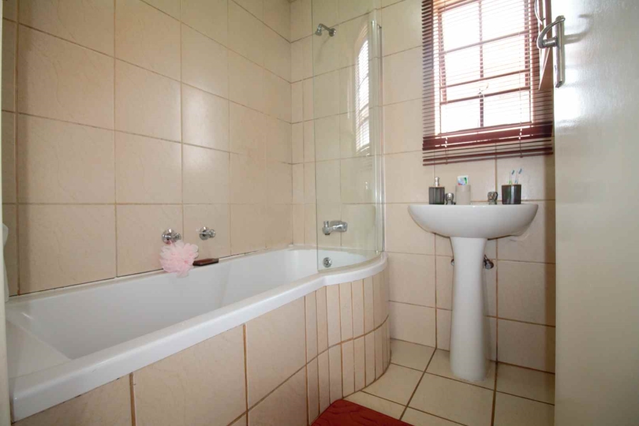 3 Bedroom Property for Sale in Clayville Gauteng